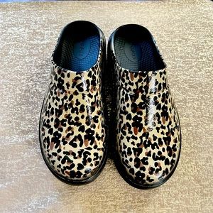 OOFOS Leopard Print Clogs Size 7 - Like New